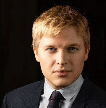 Ronan  Farrow